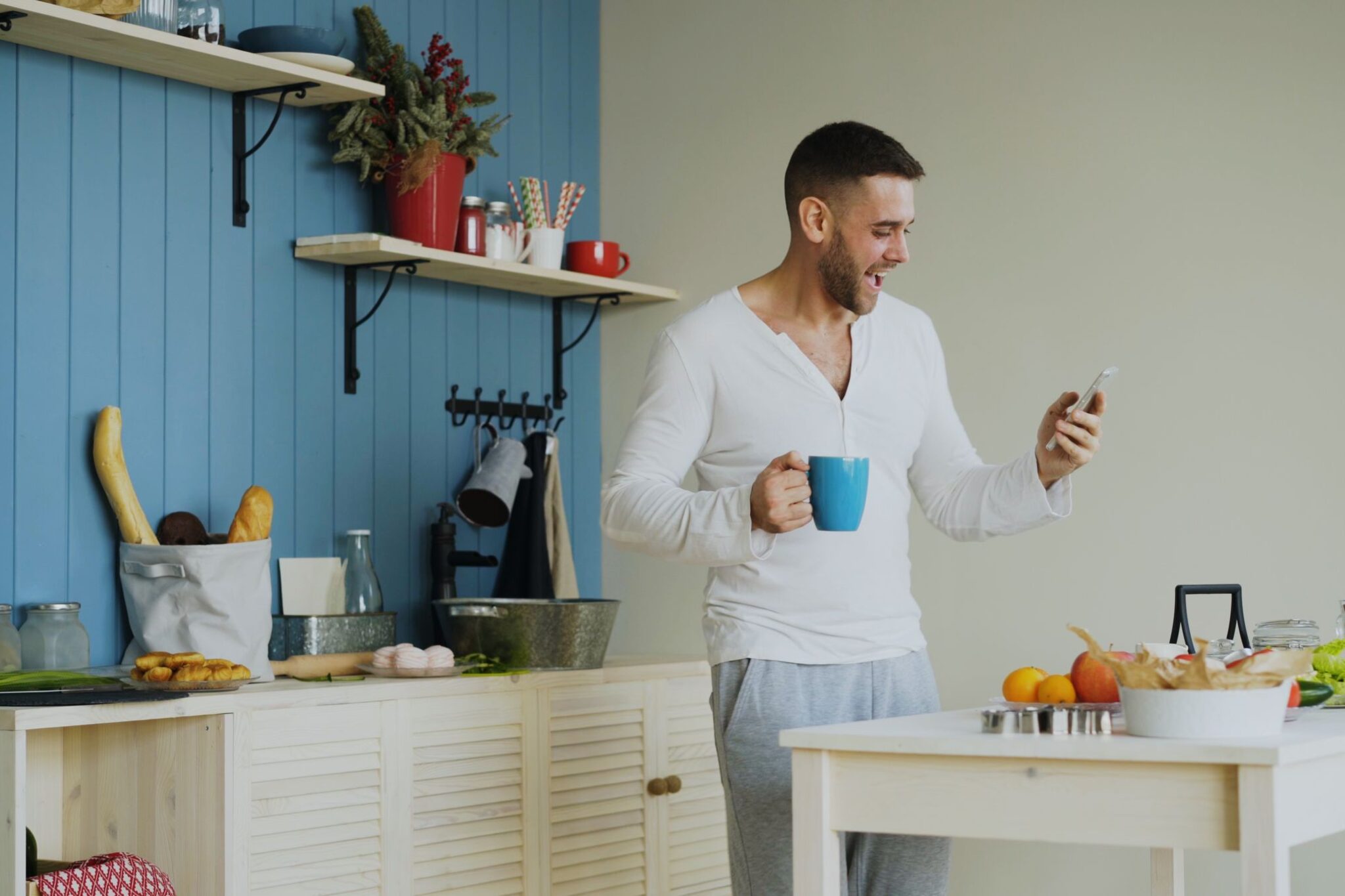 Business owner reading a handover note from their executive assistant on a phone over morning coffee